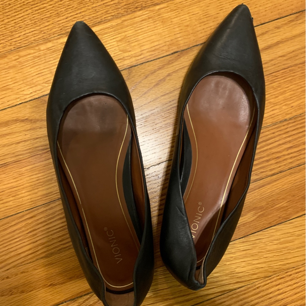 Vionic Black Leather Pointy Toe Flats